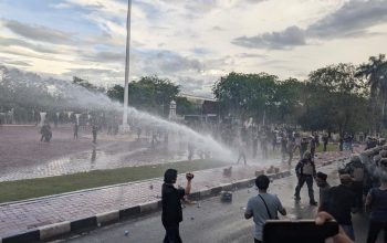 Di Tengah Hujan dan Gas Air Mata, Pemerintah Aceh Memilih Diam