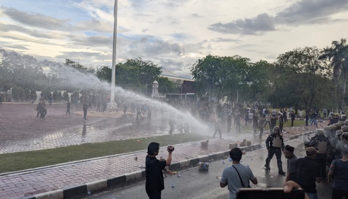 Di Tengah Hujan dan Gas Air Mata, Pemerintah Aceh Memilih Diam