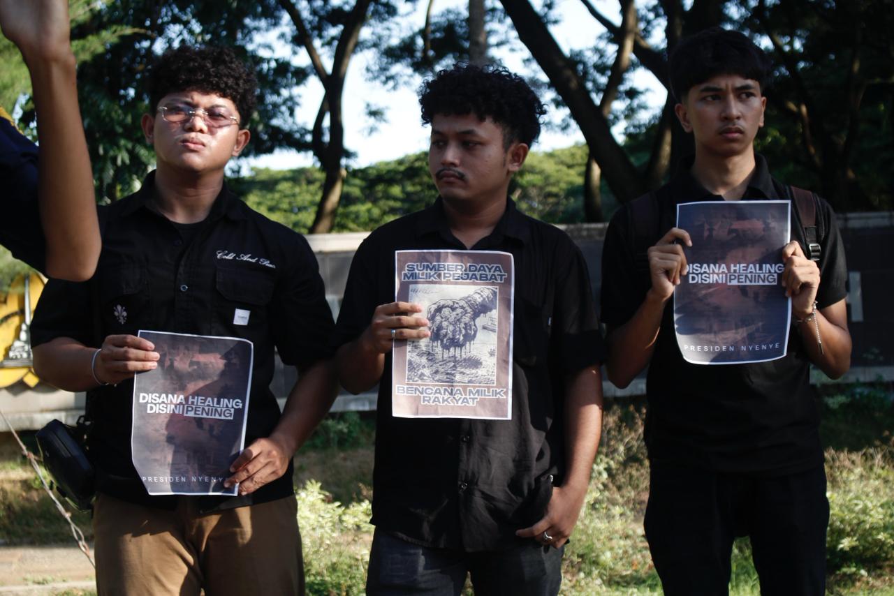 Suasana orasi dalam Aksi BEM FISIP USK menuntut hak penyintas bencana Aceh.
