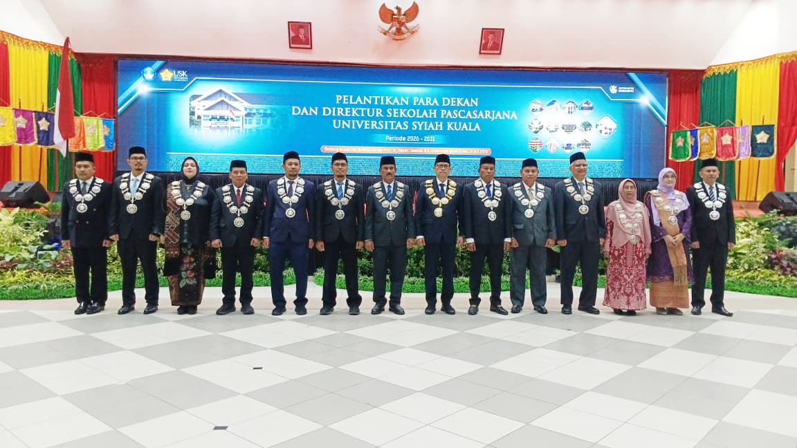 Foto suasana prosesi pelantikan atau foto jajaran dekan baru yang sedang diambil sumpahnya di Gedung AAC Dayan Dawood.