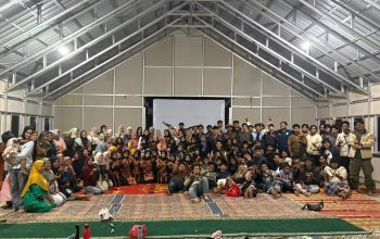 Mahasiswa memberikan layanan kesehatan gratis dalam rangkaian USK Mengabdi 2026 di Desa Agusen.