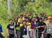 Mahasiswa USK Mengabdi memasang peta mitigasi Desa Agusen Gayo Lues.