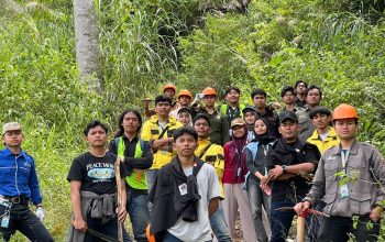 Mahasiswa USK Mengabdi memasang peta mitigasi Desa Agusen Gayo Lues.
